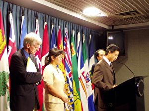 Der kanadische Falun Gong-Verein hielt eine Pressekonferenz ab und forderte die kanadische Regierung auf, Bo Xilai und Xia Deren die Einreisegenehmigung nach Kanada zu verweigern. David Kilgour, ältestes Mitglied des kanadischen Parlaments und ehemaliger Vorsitzender des diplomatischen Menschenrechtskomitees, nahm an der Pressekonferenz teil. Der Konferenzsaal (von links: David Kilgour, Mitglied des Parlaments; Lucy Zhou; Zeng Xiaonan; Li Xun, Falun Gong-Praktizierende) EPT.