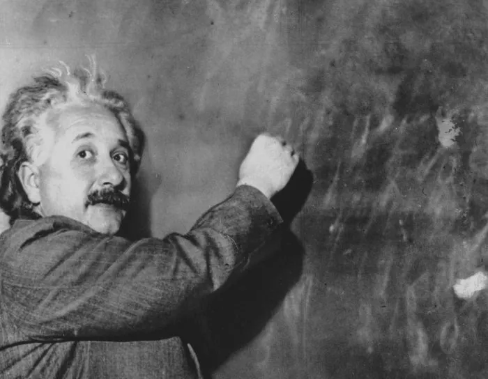 Albert Einstein an einer Kreidetafel